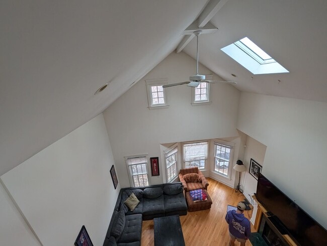 Building Photo - Rarely on the Market! Luxury 4-Bed/3-Bath Duplex in Lincoln Park