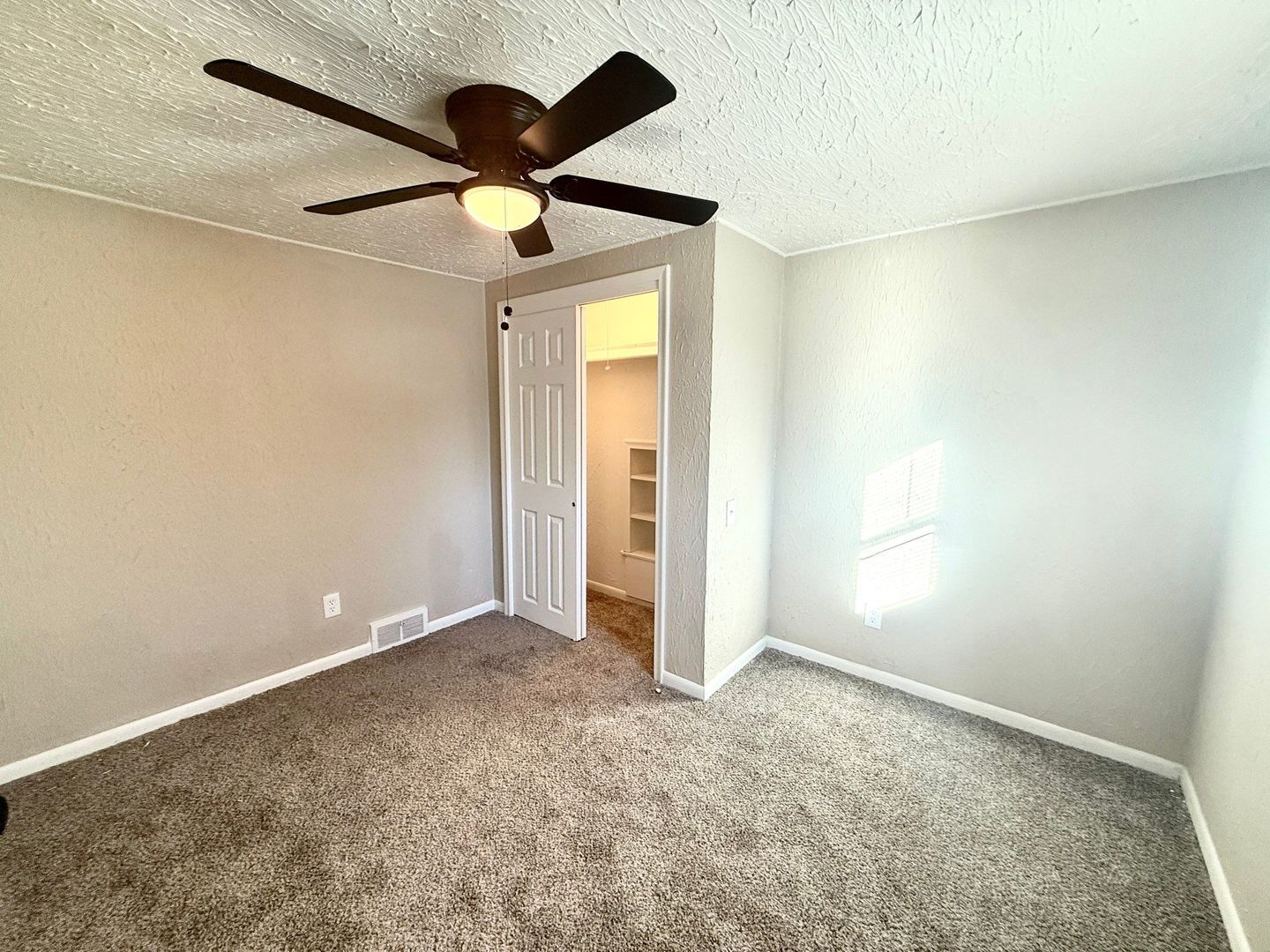 Building Photo - This beautifully updated 4-bedroom, 1-bath single-family home is ready for move-in!