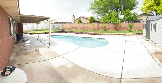 Building Photo - Nice 3 Bedroom 2 Bath Home with POOL and RV Parking