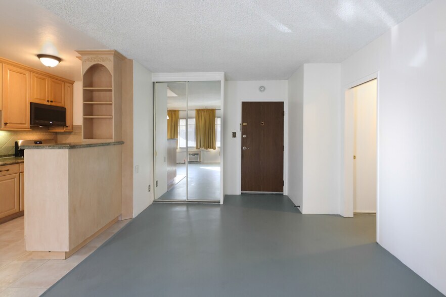 Building Photo - 250 Linden Ave