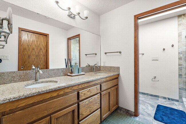 Building Photo - 4180 N Marcliffe Ave