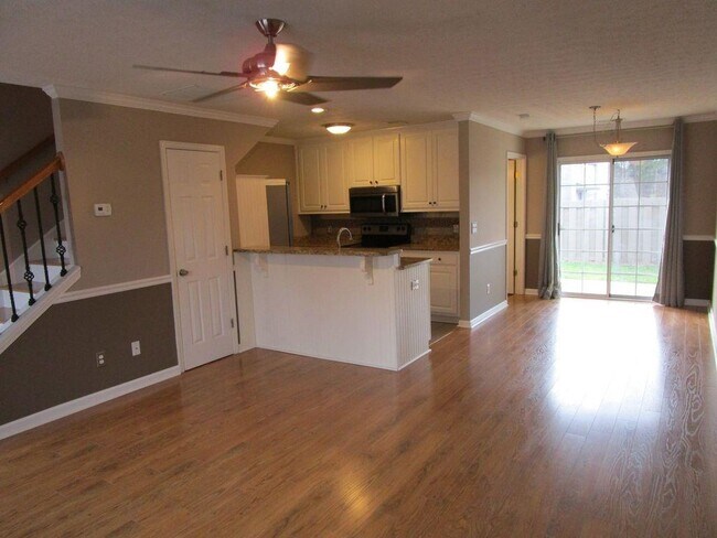 Building Photo - 2828 Florence Dr