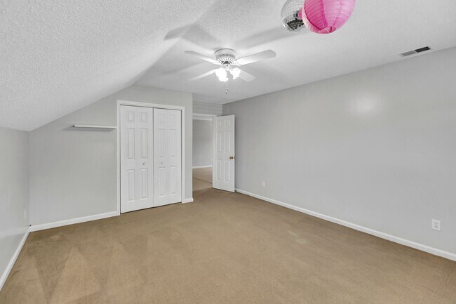 Building Photo - Charming Charleston National Home