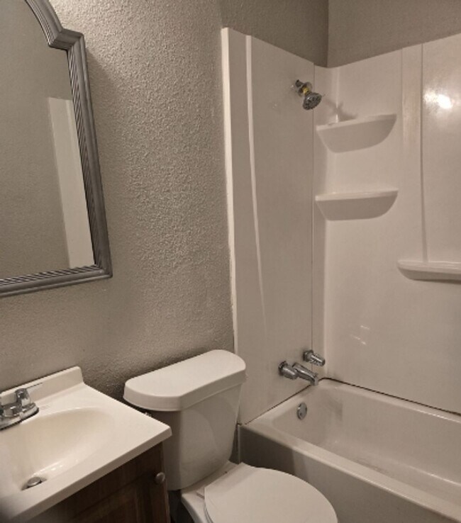 Building Photo - Charming 3 Bedroom