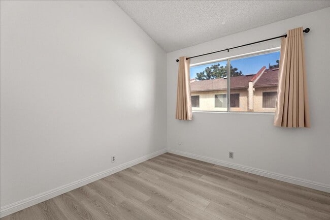 Building Photo - Spacious Tri-Level Townhome with Private Garage and Renovated Kitchen