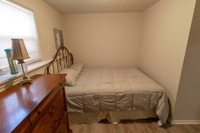 Building Photo - 204 Wheaton Ct