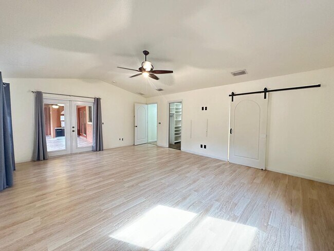 Building Photo - Tranquil Lakefront Living in the Heart of ...