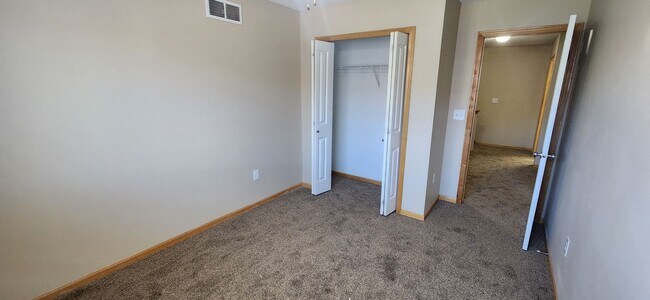 Building Photo - Rare 3 bedroom, 2.5 bathroom rental home w...