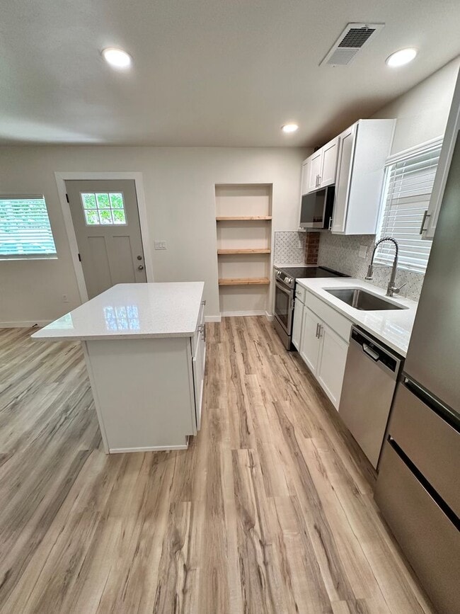 Building Photo - Luxurious 1 Bed 1 Bath Home: Your Oasis Aw...