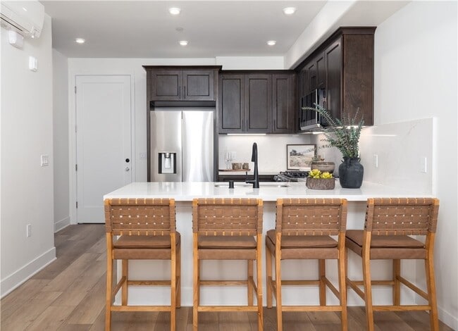 Building Photo - APARTMENT