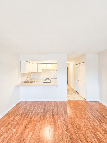Building Photo - 750 W Cornelia Ave