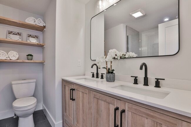 Building Photo - 7 Christopher St