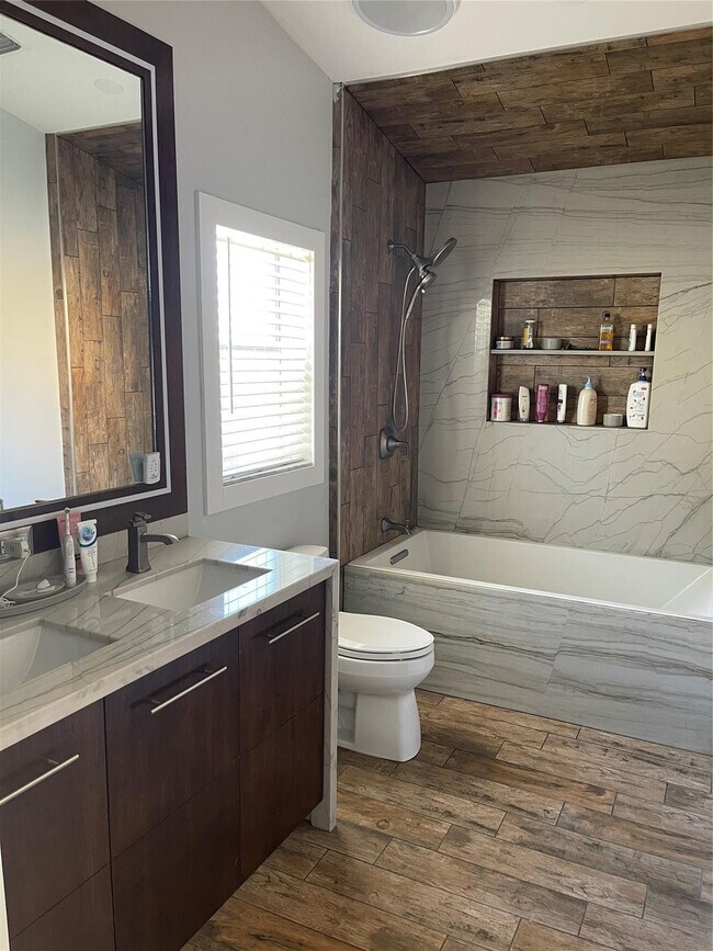 Building Photo - 7485 Royal Palm Blvd