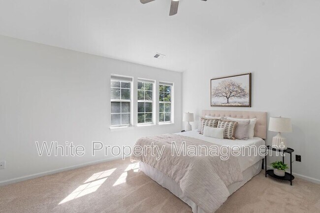 Building Photo - 9231 Kings Canyon Dr