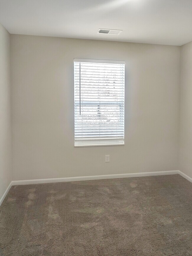 Building Photo - 3 Bed/2 Bath Home with Garage / Pet-Friendly / Coming Soon!