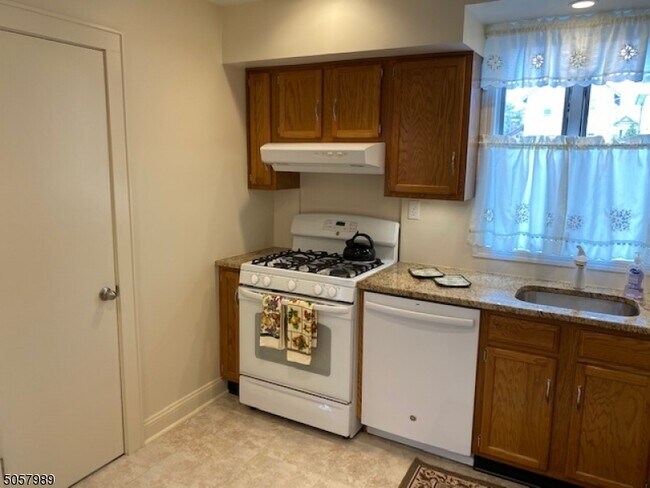 Building Photo - 384 Bloomfield Ave
