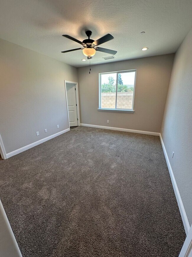 Building Photo - New house in Kerman Ca