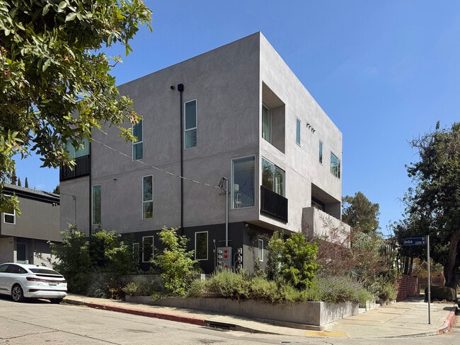 Building Photo - 2512 Silver Lake Blvd