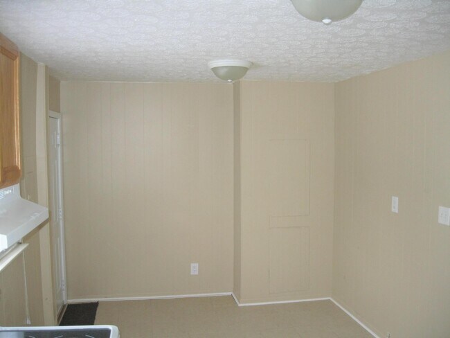 Building Photo - 1148 Fall River Rd