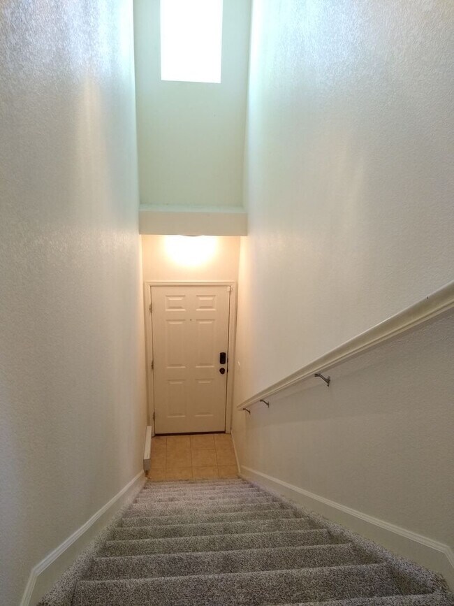 Building Photo - Beautiful and Spacious 3 Bedroom 2 Bath To...