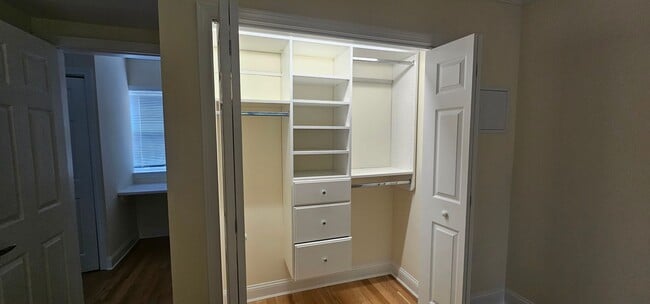 Building Photo - 2-bed, 1.5 Bath Brookline Townhouse