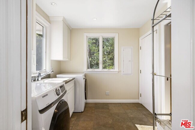 Building Photo - 11215 Sunset Blvd