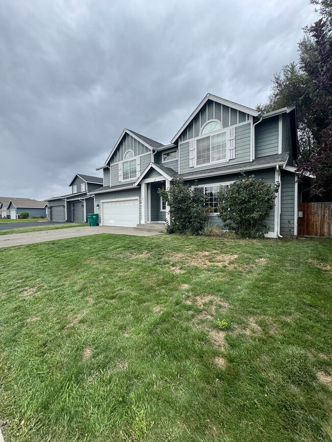 Building Photo - HUGE PET FRIENDLY Rental