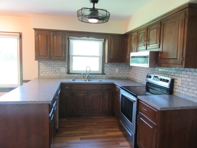 Building Photo - Beautiful Home with a Country Setting