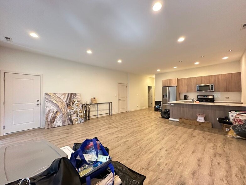 Building Photo - 4119 N Narragansett Ave