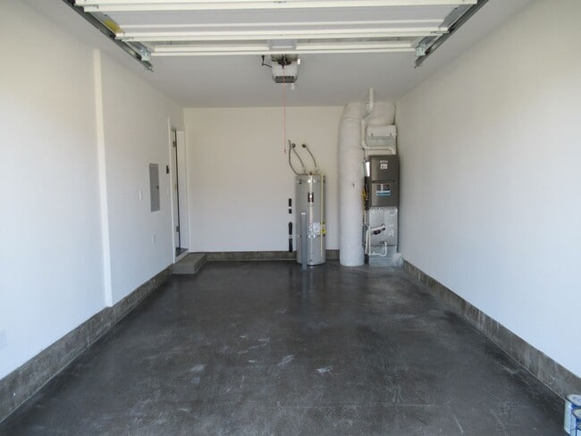 Building Photo - Newer Three Bedroom Duplex