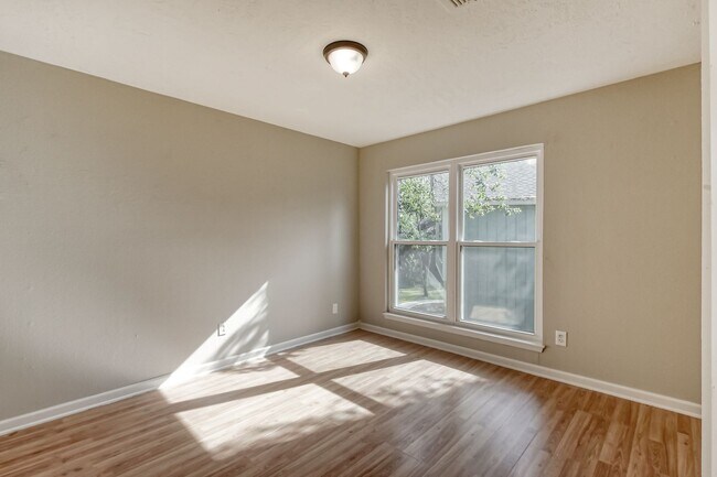 Building Photo - Great house in great neighborhood