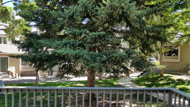 Building Photo - Spacious 2 Bed / 2 Bath Townhome with Garage