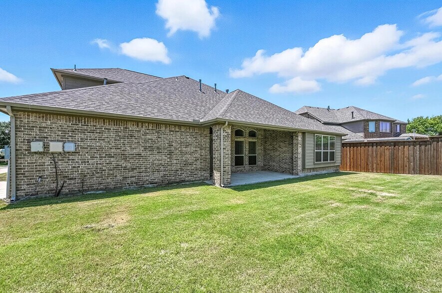 Building Photo - Room in House on Smoke Tree Dr