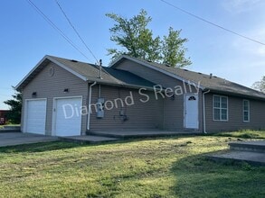 Building Photo - 3 Bedroom Duplex Available!