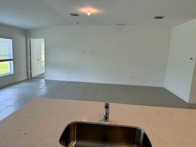 Building Photo - 10445 NW Suncrest Lp