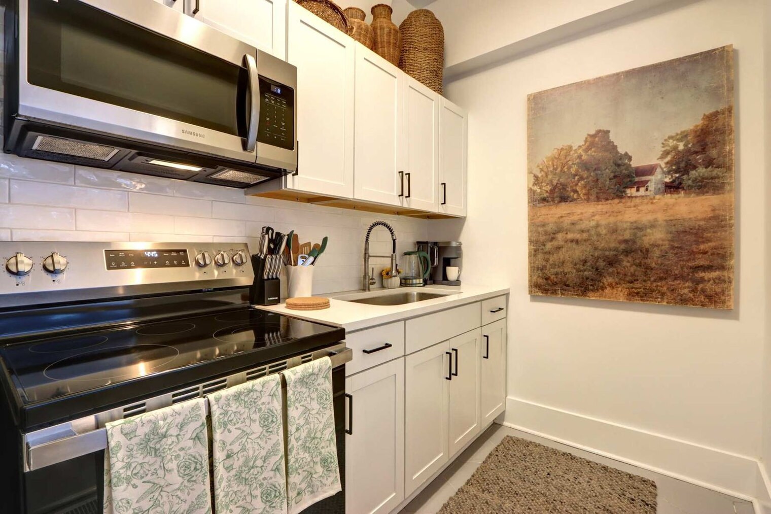 Building Photo - 306 E Victory Dr