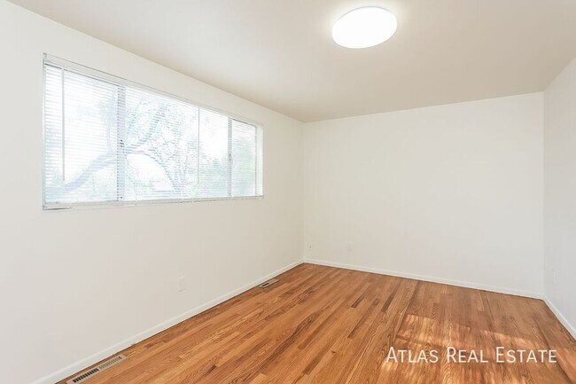 Building Photo - 649 Evanston St