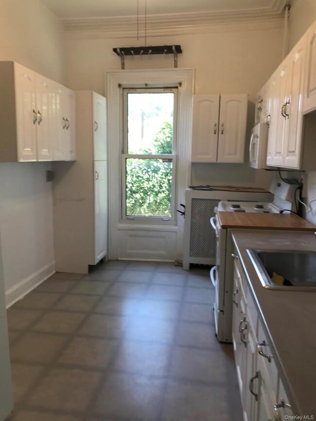 Building Photo - 128 Lakeview Ave