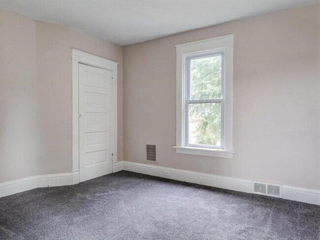 Building Photo - 2 bedroom House New Brighton