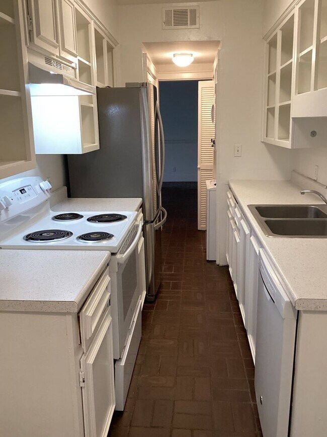 Building Photo - 431 Barnard St