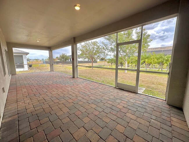 Building Photo - Huge Screened Lanai! Modern & Spacious 4 Bed 2 Bath