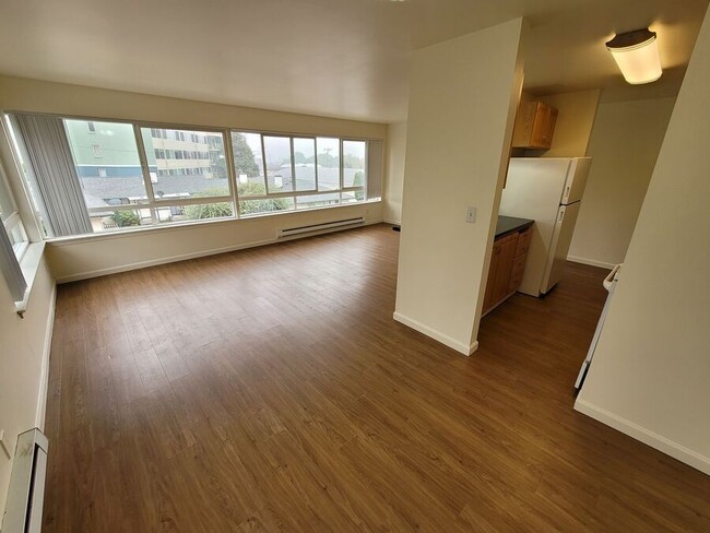 Building Photo - Spacious 2 bedroom with hardwood floors. W...