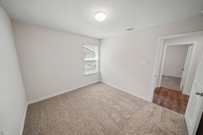Building Photo - Like-New Cibolo Home with Flexible Living Space - Realtor Commission: $500