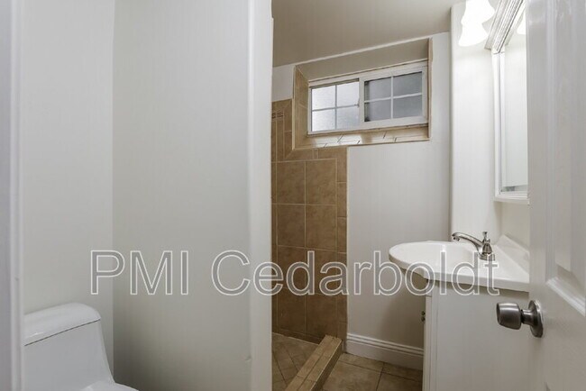Building Photo - 132 Harrison St