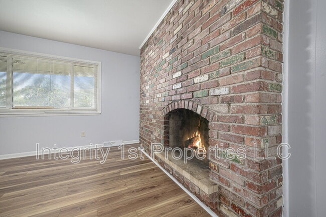 Building Photo - 4200 N Askew Ave