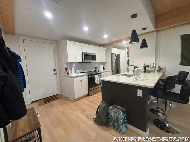 Building Photo - 11 E Lenox St