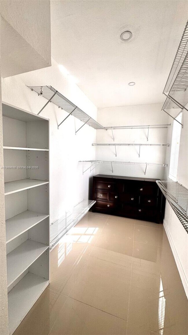 Building Photo - 365 NE 32nd Terrace