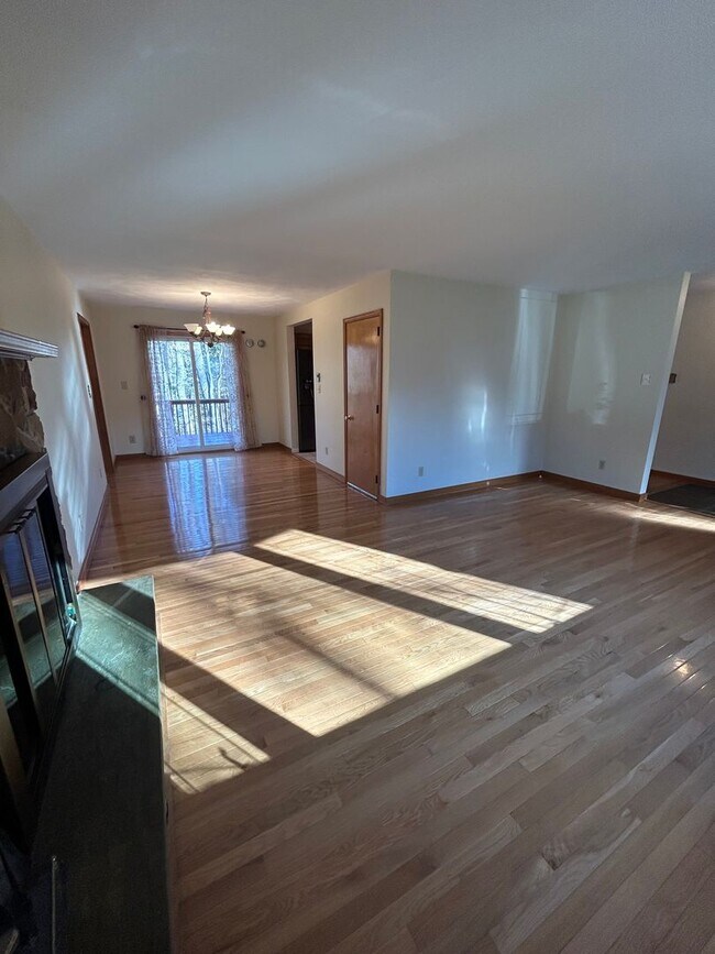 Building Photo - 3 bedroom, 3 bath house located in Park Forest
