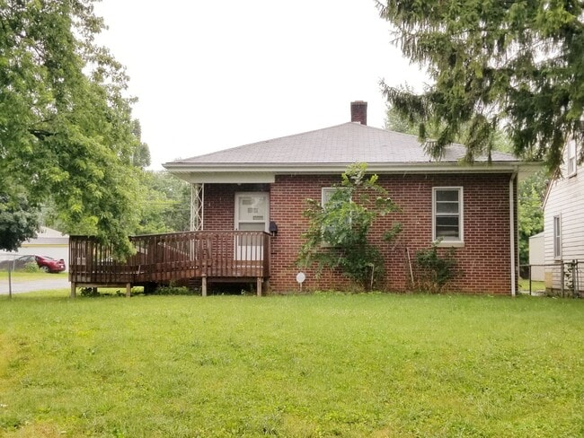 Building Photo - Renovated 2BR/1BA Home