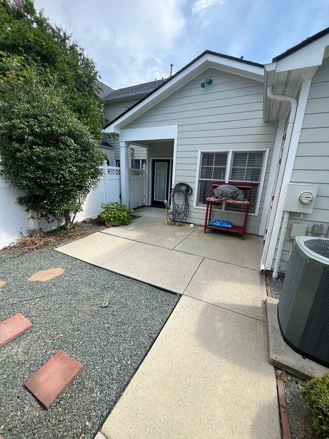 Building Photo - 3 Bed 2.5 Bath Townhome In Governors' Village